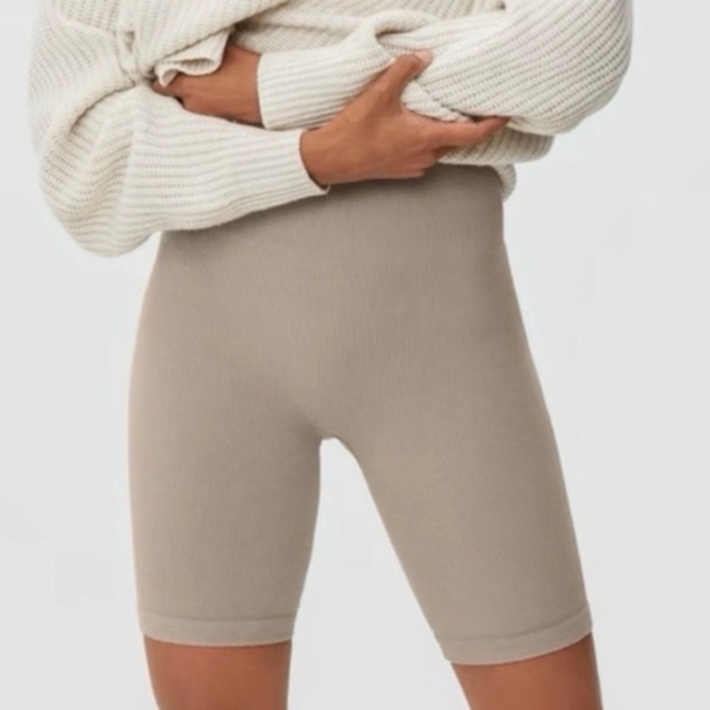 Everlane Cream Seamless Bike Shorts